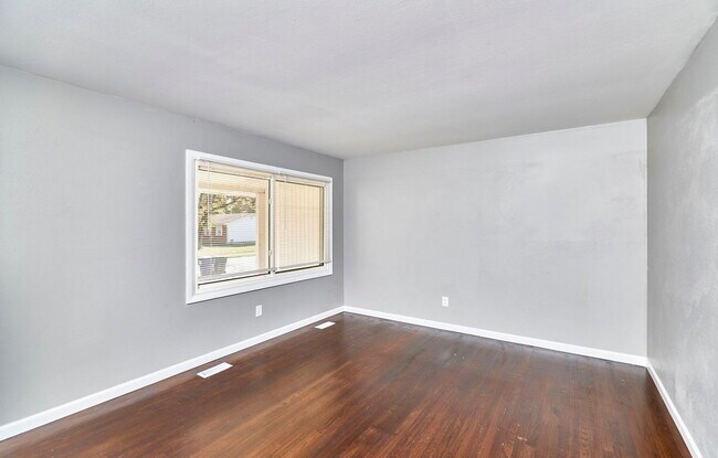 Building Photo - 2365 N Pointe Ln