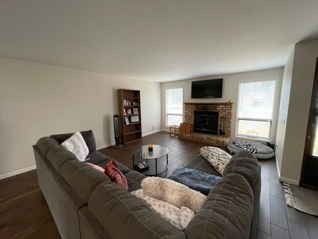 Building Photo - Fantastic 3 Bedroom Home in the heart of T...