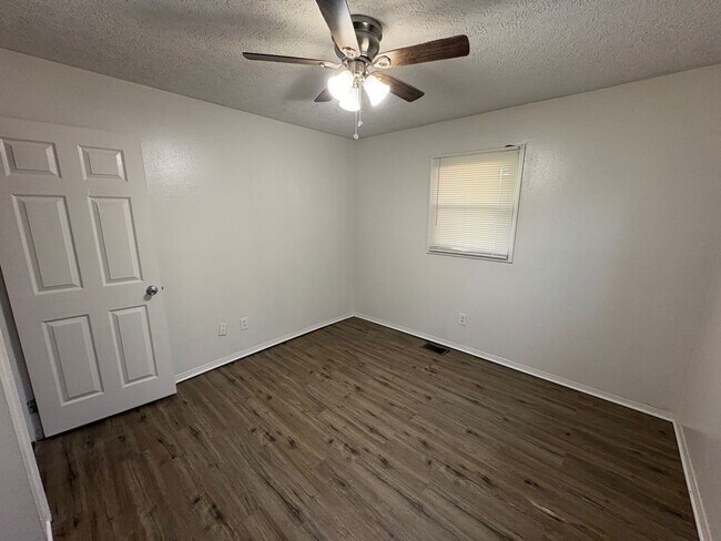 Building Photo - 508 Amor Pl