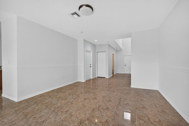 Building Photo - 513 Talia Cir