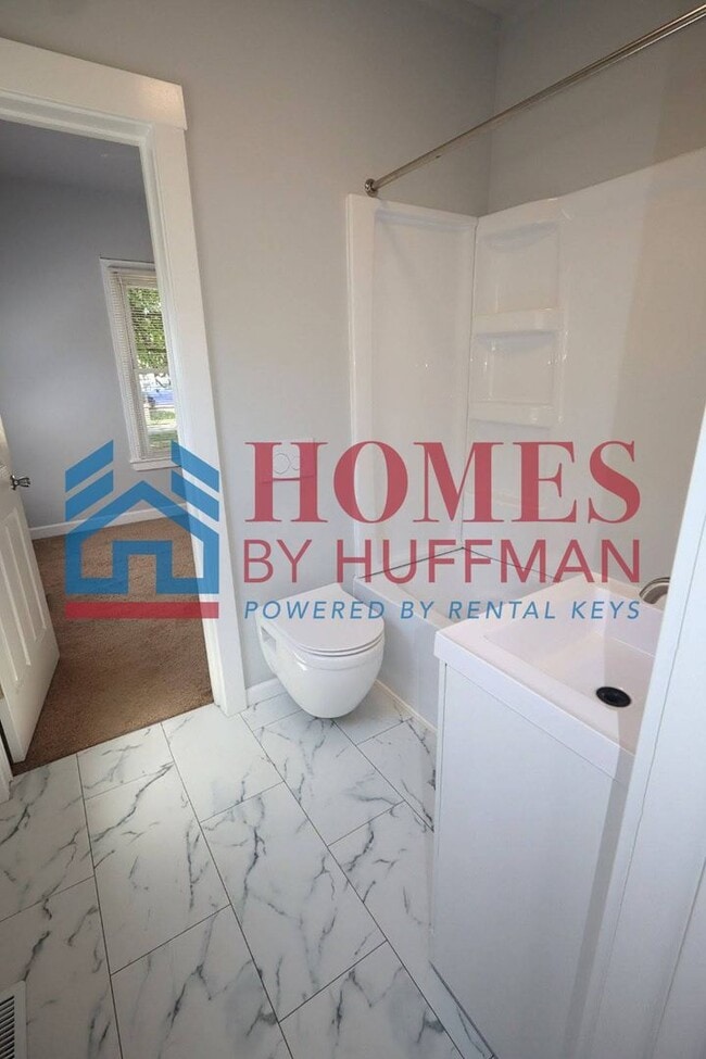 Building Photo - Two Bedroom House