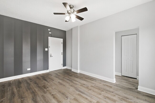 Building Photo - 4520 N Clarendon Ave