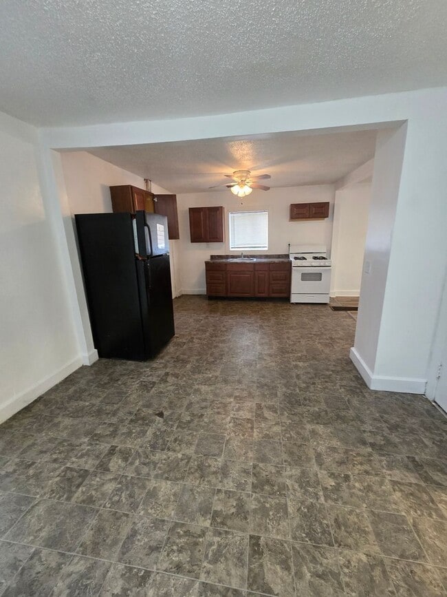 Building Photo - Two Bedroom Home Located on the Westside near 30th and MLK Street