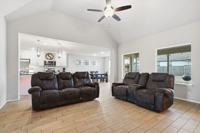 Building Photo - Welcome to this exceptionally well maintained like new home located in the Estates at Morrow Place