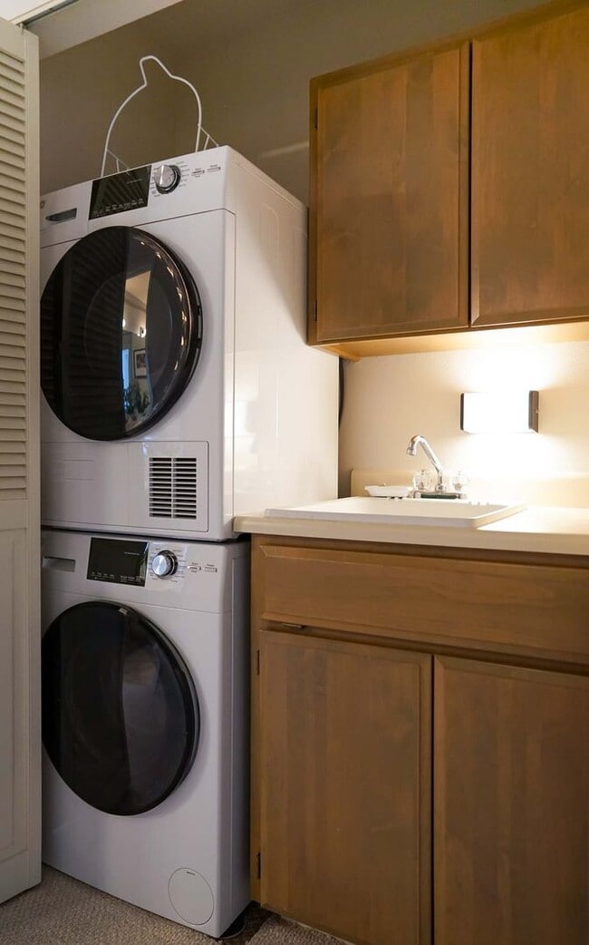 Building Photo - CDA NORTH CONDO - JUST LISTED ONE BEDROOM CONDO!