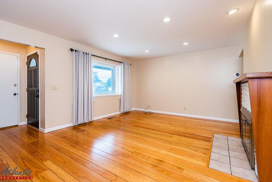 Building Photo - 5145 Alan Ave