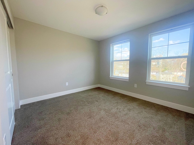 Building Photo - New 3 Bedroom Townhouse! Franklin Regional...