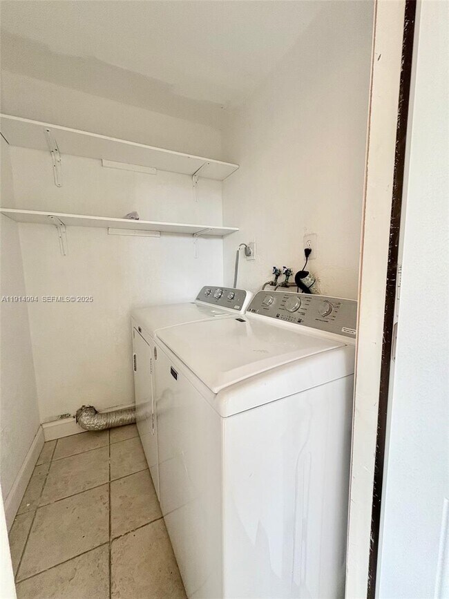 Building Photo - 6568 SW 41st Pl