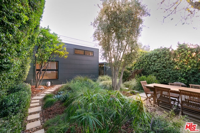 Building Photo - 5676 Hub St