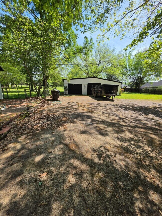 Building Photo - 4580 Shadowlawn Rd