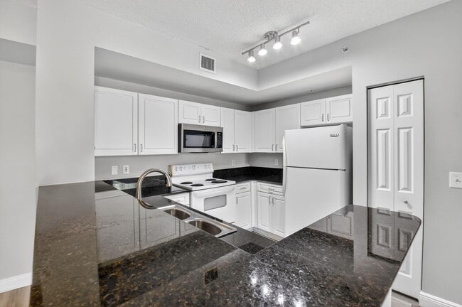 Building Photo - 780 S Sapodilla Ave
