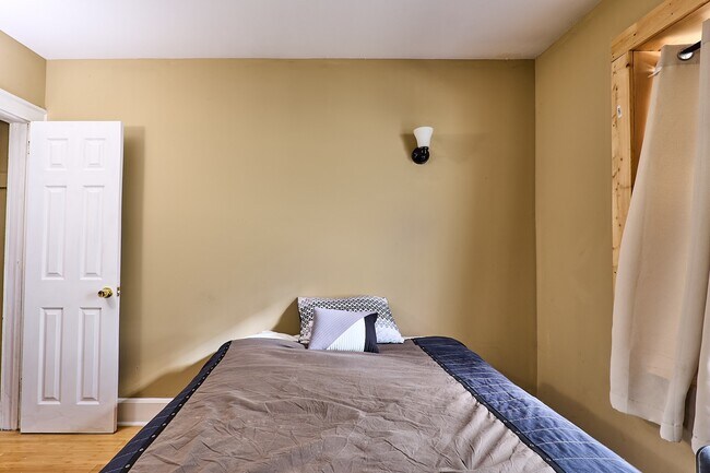 Building Photo - 198 Court St