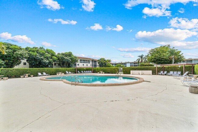 Building Photo - 2000 Springdale Blvd