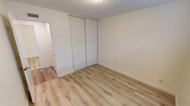 Building Photo - Spacious and beautifully updated 4 bedroom home available for long or short term lease.