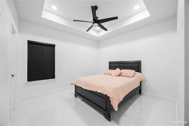 Building Photo - 1615 Lago Delton