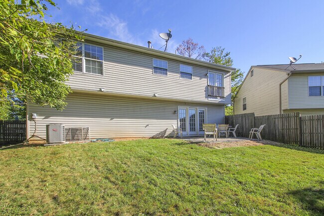 Building Photo - FENCED IN YARD!!!  Beautiful 4/3 UPDATED SF Home in Gaithersburg