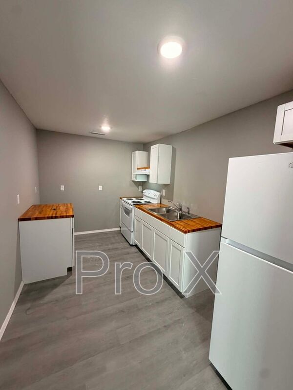 Building Photo - 117-121 S Byers Apartments