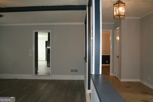 Building Photo - 2075 Pinewood Dr