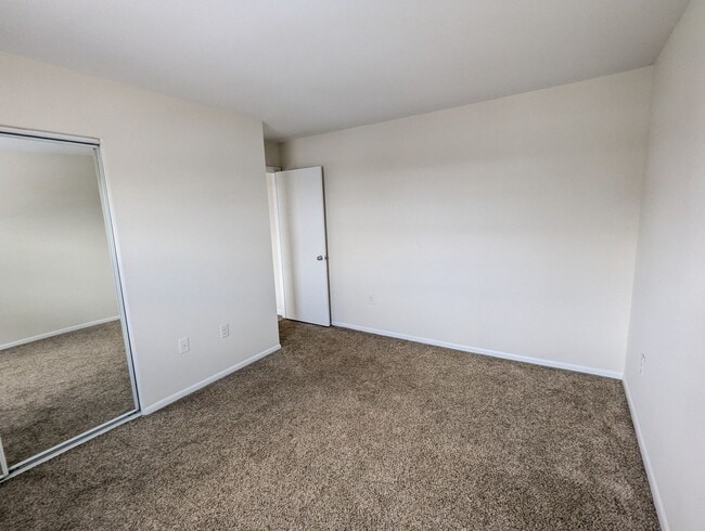 Building Photo - *END UNIT* town home in established Crestwood Neighborhood ready for you mid March!