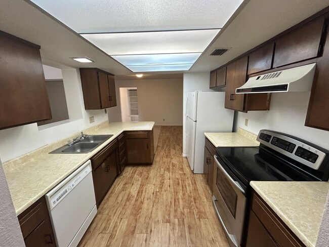 Building Photo - 570 N Villa Nueva Dr