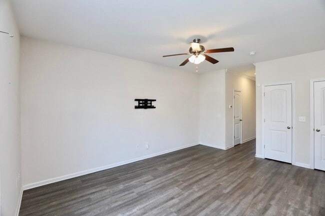 Building Photo - 2943 Old Field Rd