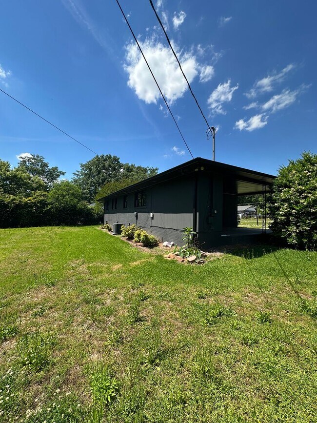 Building Photo - Updated 3 Bedroom House on the Eastside