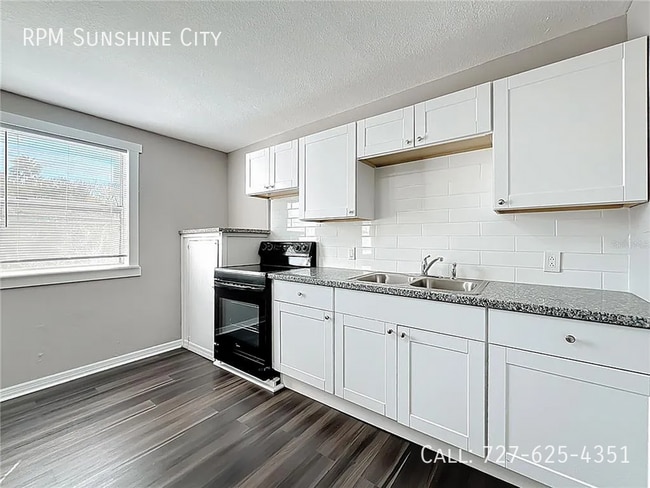 Building Photo - 944 18th Ave S