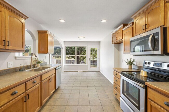 Building Photo - Newly Remodeled! | 4 Bedroom | 2 Bathroom | 2 Car Garage | 1,700 sq ft home | Fenced in back yard...