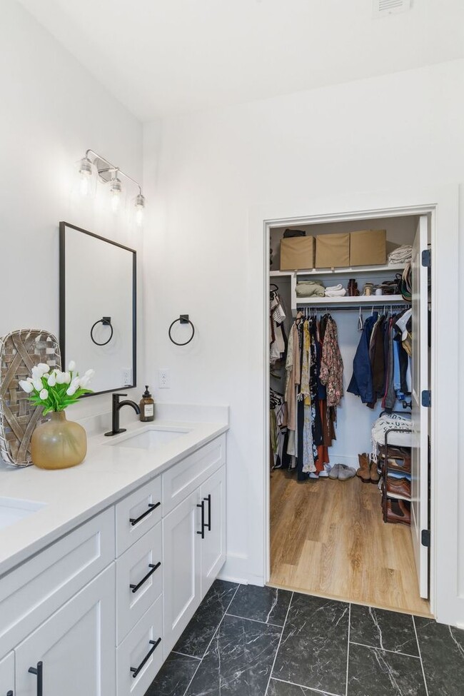 Building Photo - Modern Townhome in Madison