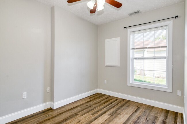 Building Photo - 3 bed / 3 bath. Parking. Pet Friendly.
