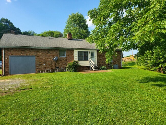 Building Photo - Nice Mt. Juliet Ranch 4 bedroom 2 bath on ...