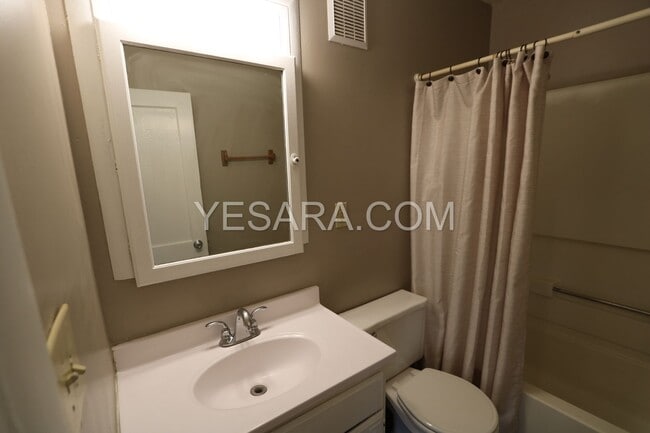 Building Photo - 2 Bedroom 1 Bath House