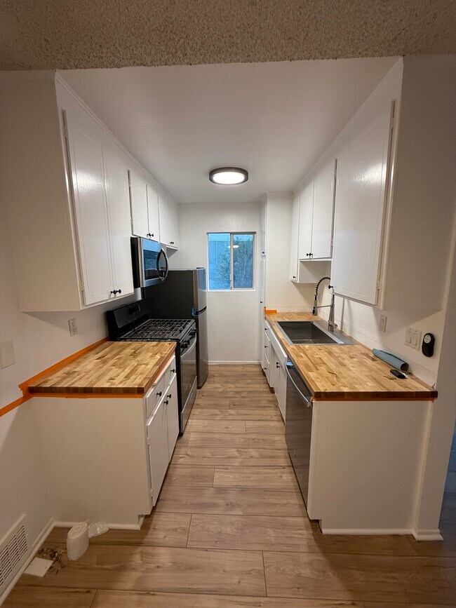 Building Photo - 1218 McClellan Dr