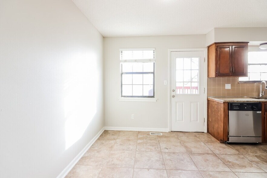 Building Photo - 101 E Pacific Dr