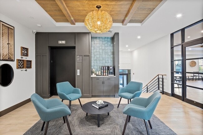 Building Photo - 635 Main St