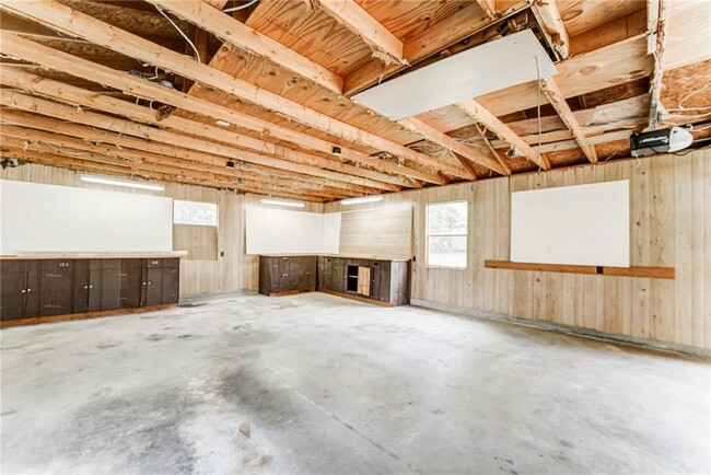 Building Photo - 770 Pine Lake Dr NW