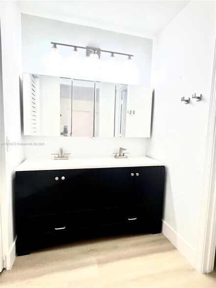 Building Photo - 1393 Majesty Ter