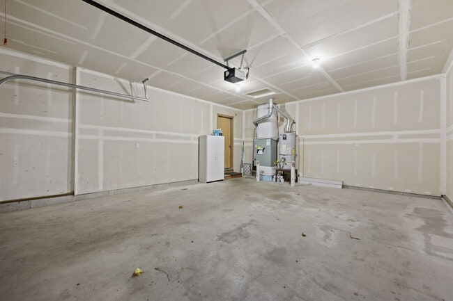 Building Photo - Move in ready! 3 bedroom rambler - Great l...