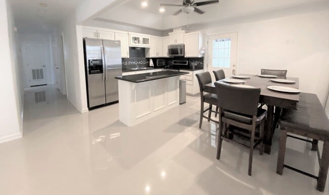 Building Photo - 3Bed/2 Bath Well kept and Upgraded! ( Mcal...