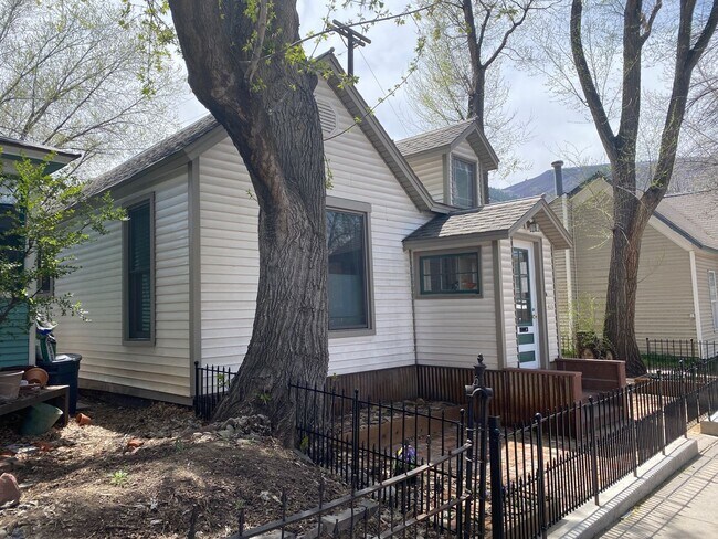 Building Photo - Furnished One Bedroom plus Office One Bath Seasonal Rental in Downtown Glenwood Springs