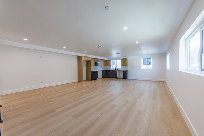 Building Photo - 1330 S Longwood Ave