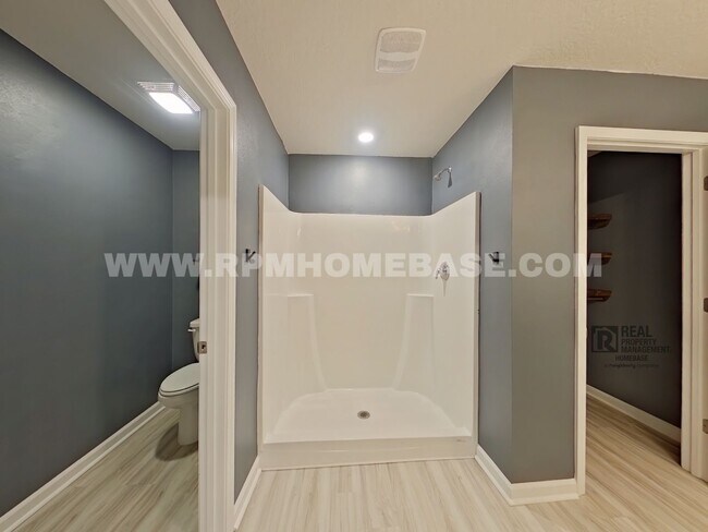 Building Photo - Spacious 5-Bed/3-Bath in Silver Lake Village | Pet Friendly!