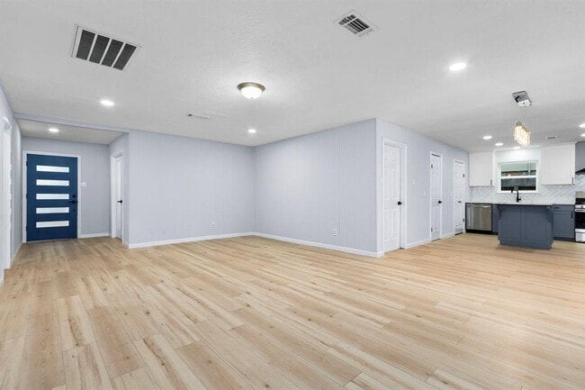 Building Photo - 3306 Crestdale Dr