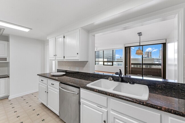 Building Photo - 5150 Hidalgo St