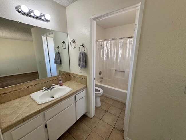 Building Photo - Remodeled 3+2 On Large Lot