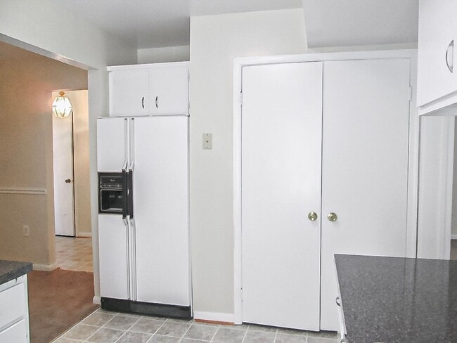 Building Photo - Classic and Charming 3 Bedrood 2.5 Bathroo...