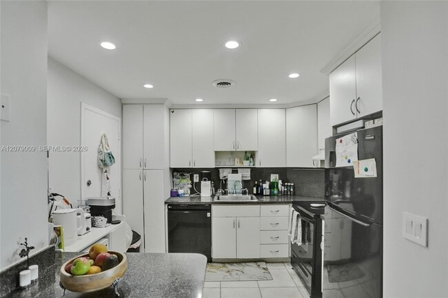 Building Photo - 300 Bayview Dr