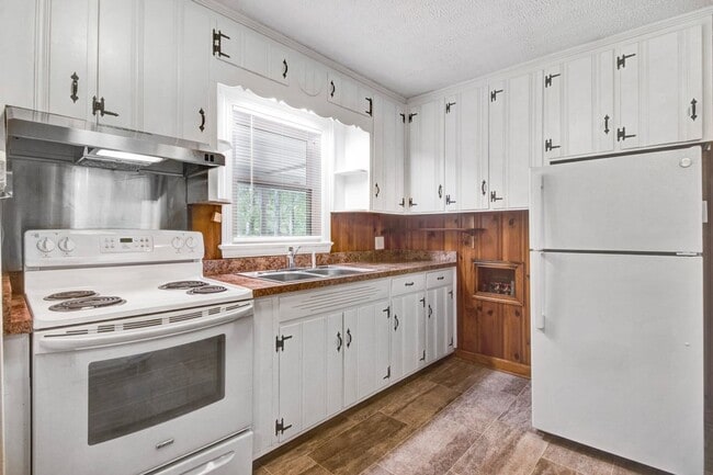 Building Photo - 3 BR, 1.5 BA Brick Ranch in Goldsboro