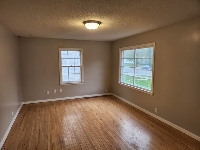 Building Photo - 4 bed 1 bath single family house.
