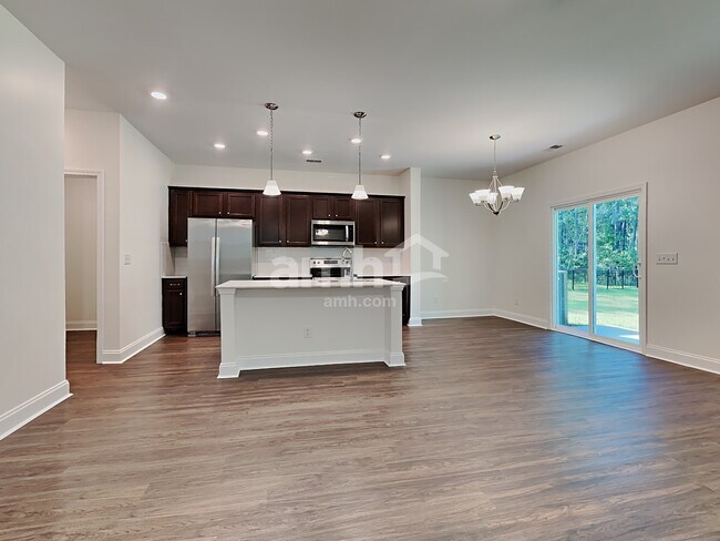 Building Photo - 223 S Live Oak Dr